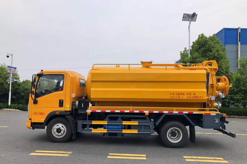 吸污车：城市“净化”者的默默奉献